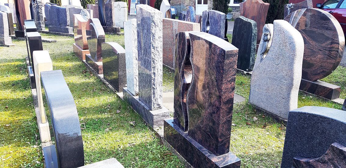 Grabmal aus Naturstein mit Umrandung