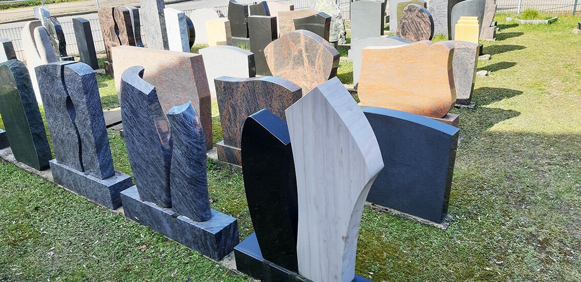 Grabmal aus Naturstein mit Umrandung