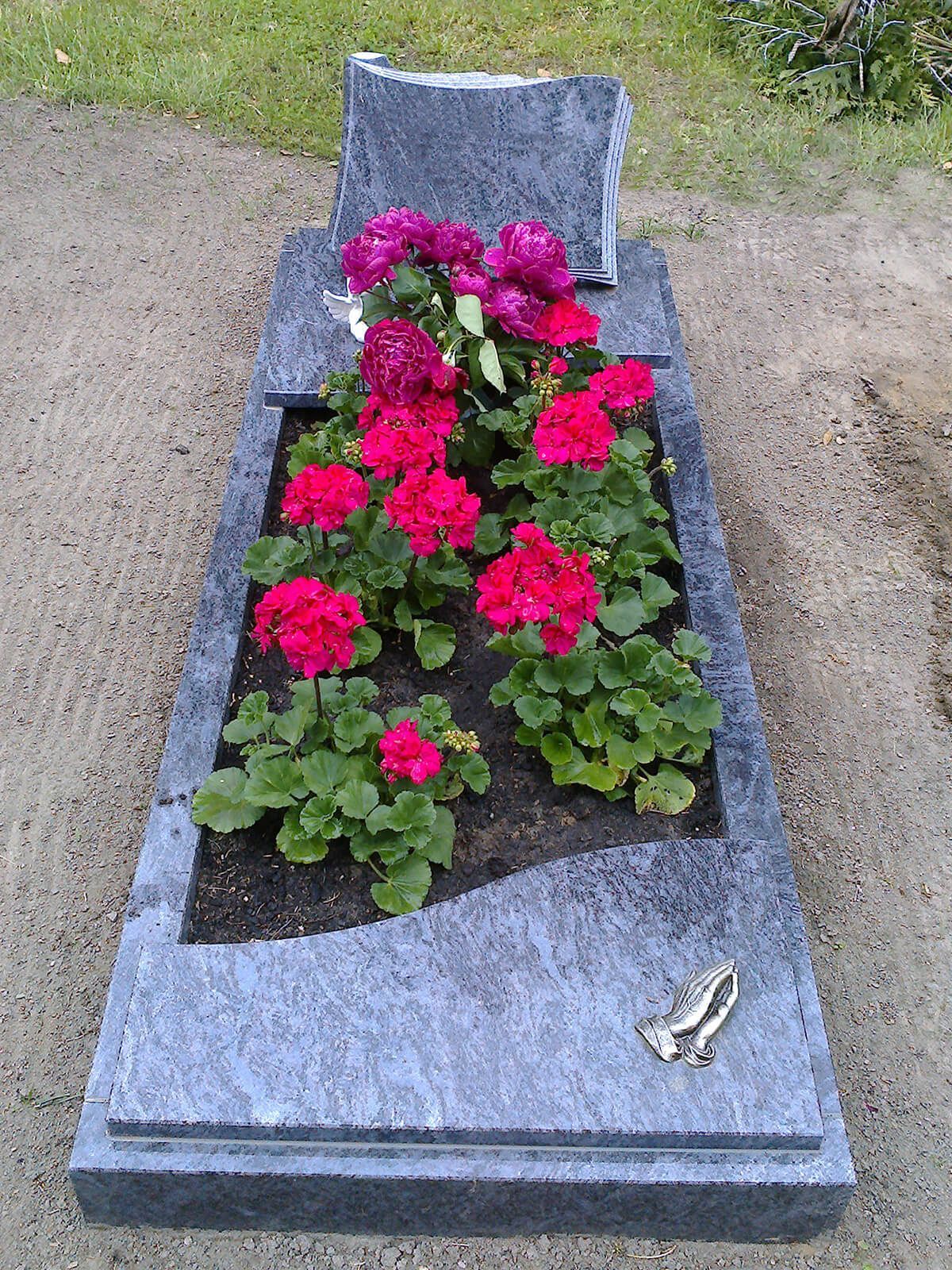 Grabmal aus Naturstein mit Umrandung