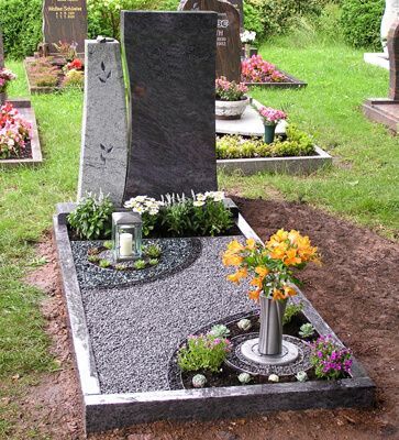 Grabmal aus Naturstein mit Umrandung