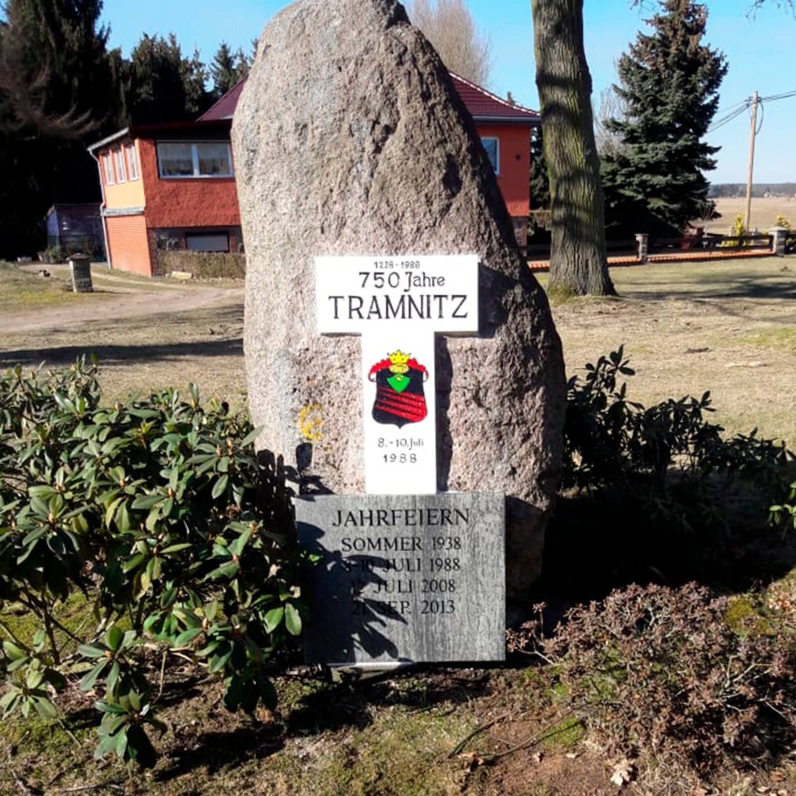 Grabmal aus Naturstein mit Umrandung