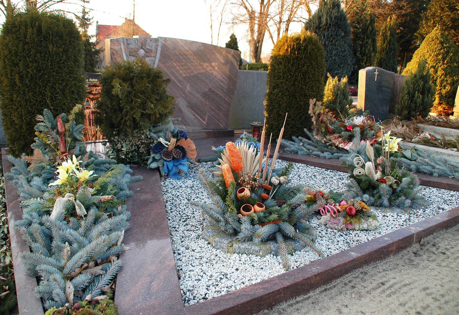 Grabmal aus Naturstein mit Umrandung