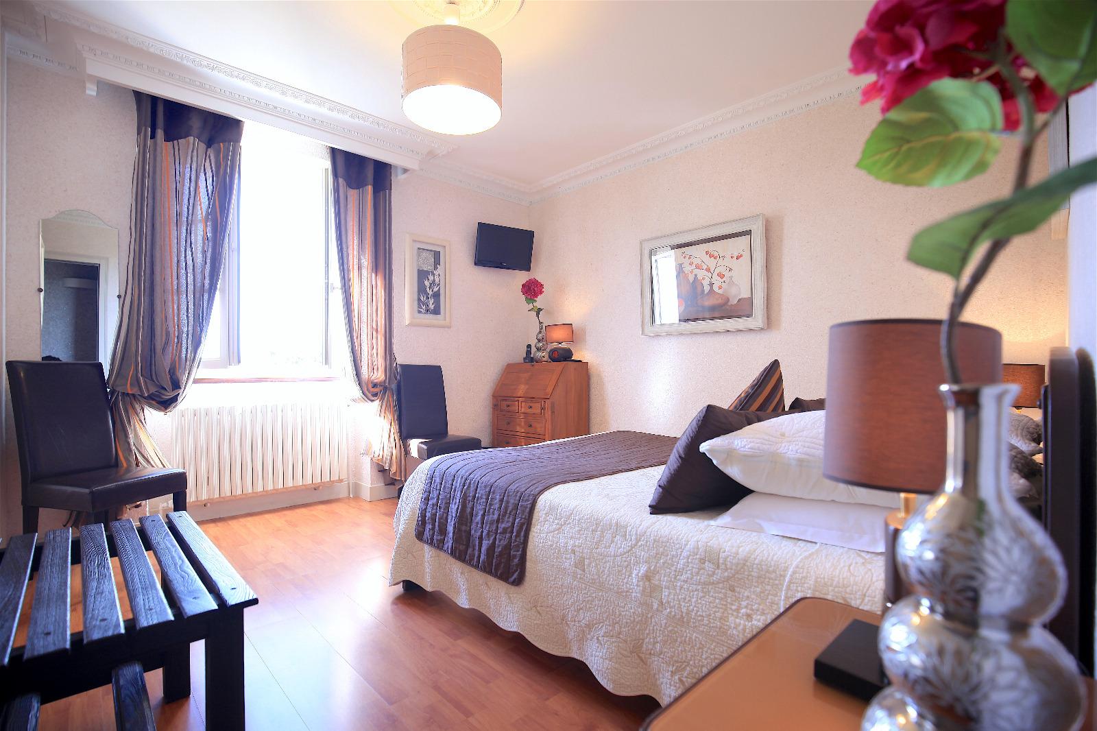 Chambre double, vue sur la vallée de l'Hôtel La Pagézie en Dordogne (24)