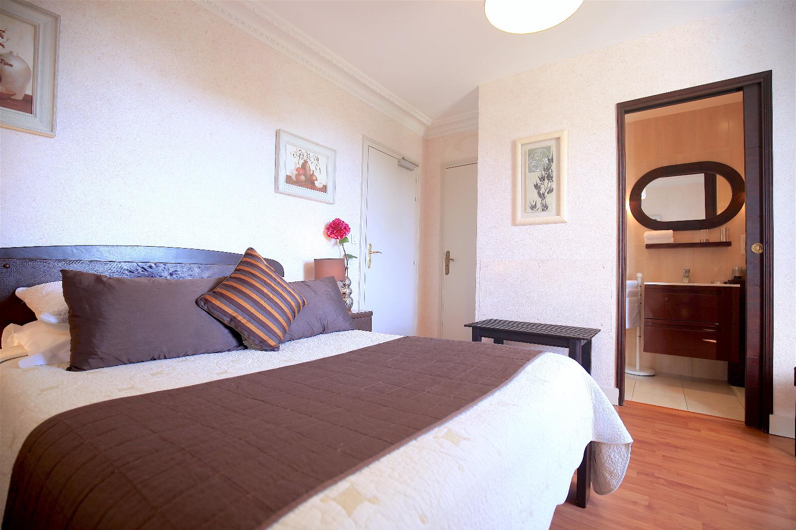 Chambre double avec salle de bains privative