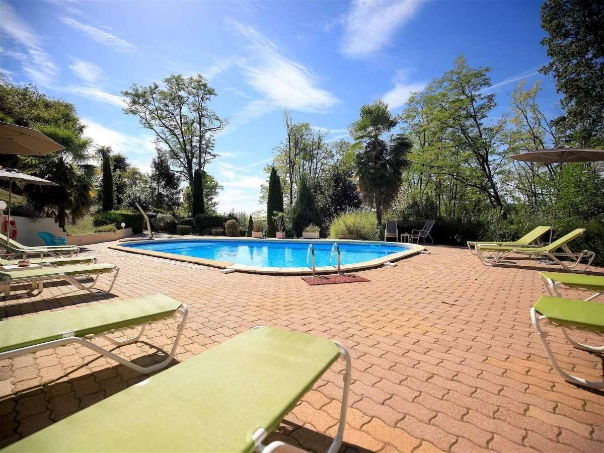 La piscine et le jardin luxuriant