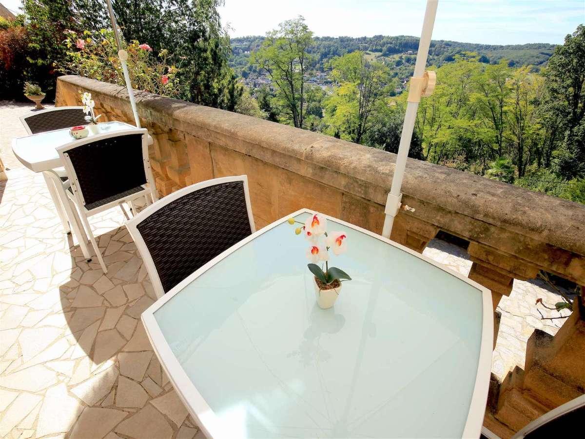 La terrasse et la ville de Sarlat en contrebas