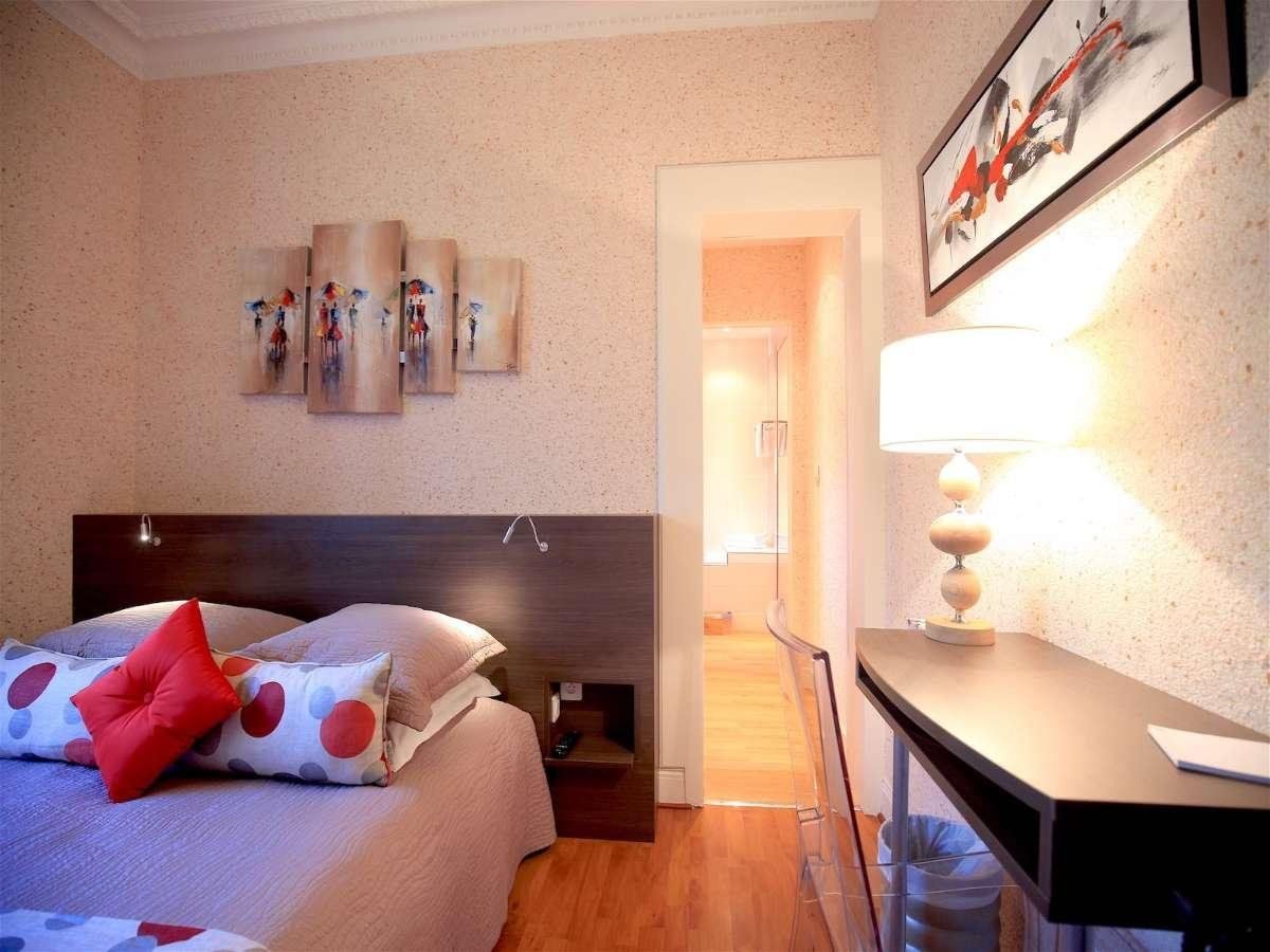 Chambre double confort, vue sur cour, avec salle de bain privative.
