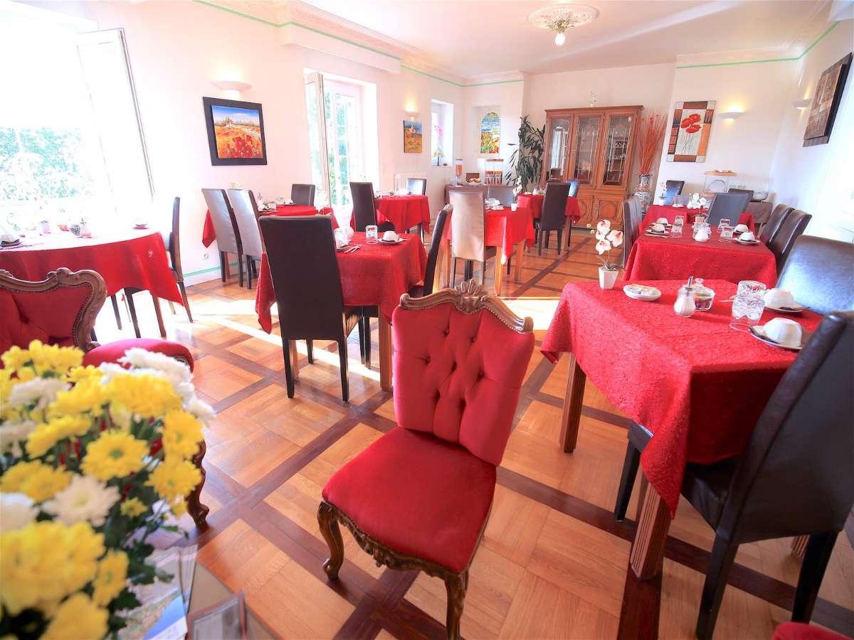 Salle du petit-déjeuner de l'Hôtel La Pagézie en Dordogne (24)