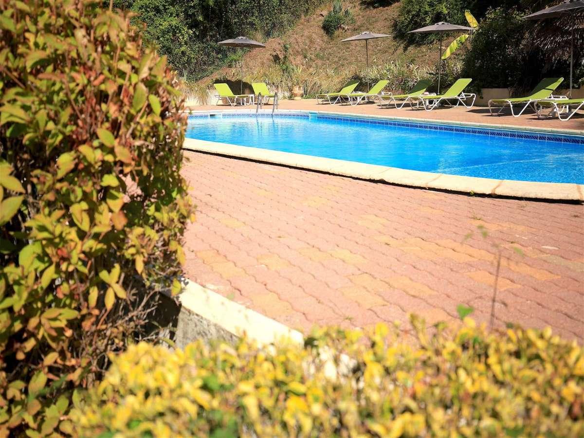 La piscine et ses chaises longues