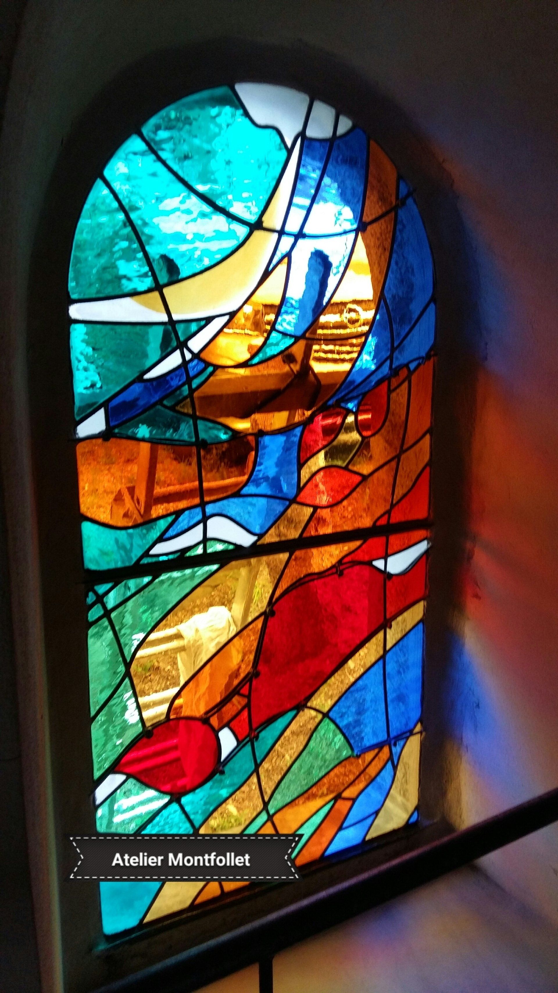 Vitrail religieux de différentes couleurs