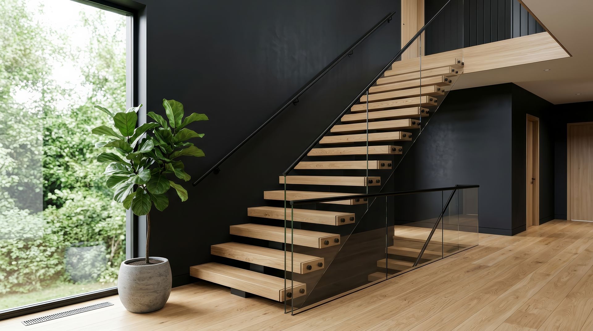 Intérieur moderne avec un escalier en bois suspendu, un mur noir et une grande fenêtre à côté d’une plante en pot.