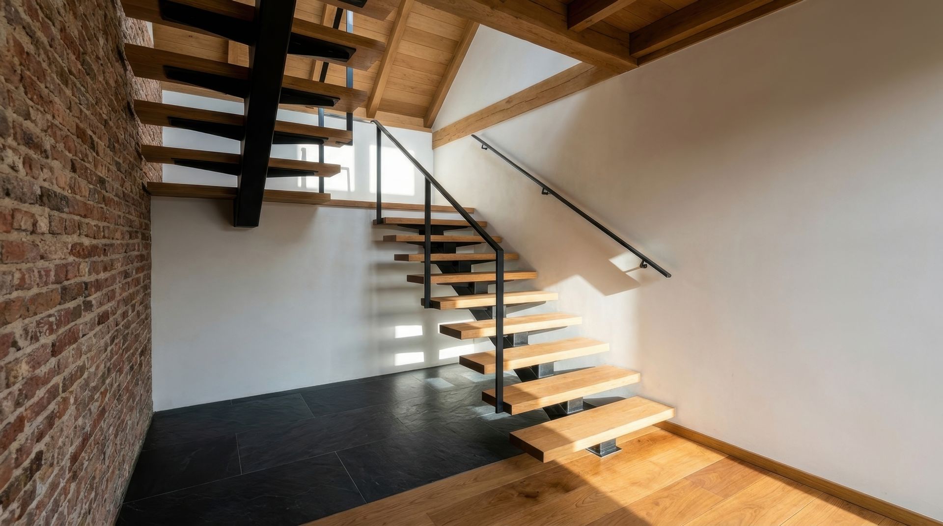 Intérieur de loft moderne avec escalier suspendu en bois, mur en briques, murs blancs et poutres apparentes en bois.