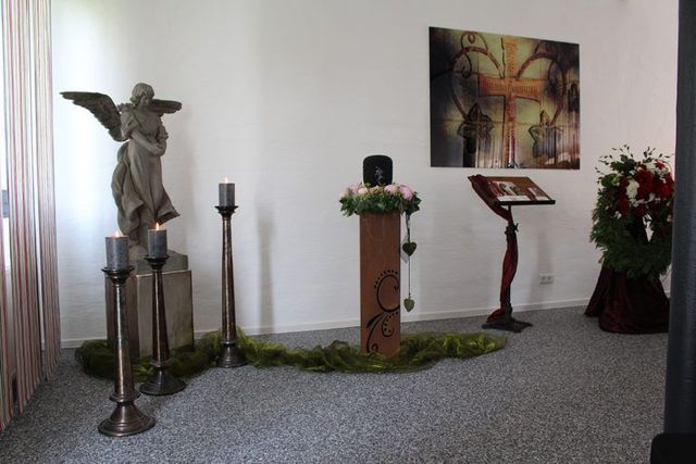 Trauerraum Engel aus Stein und Urne