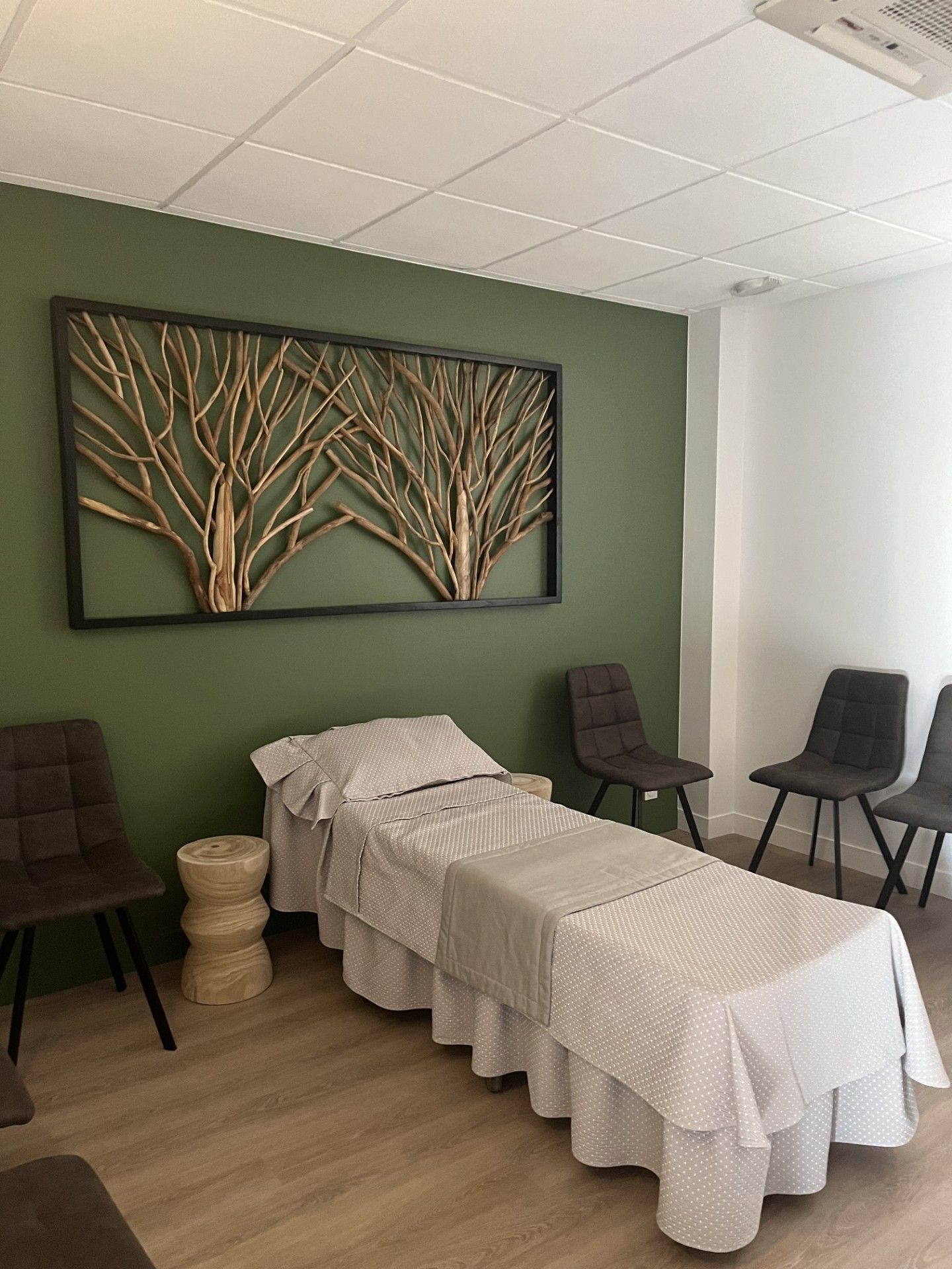 Notre chambre funéraire de Guer avec un lit et des chaises autour