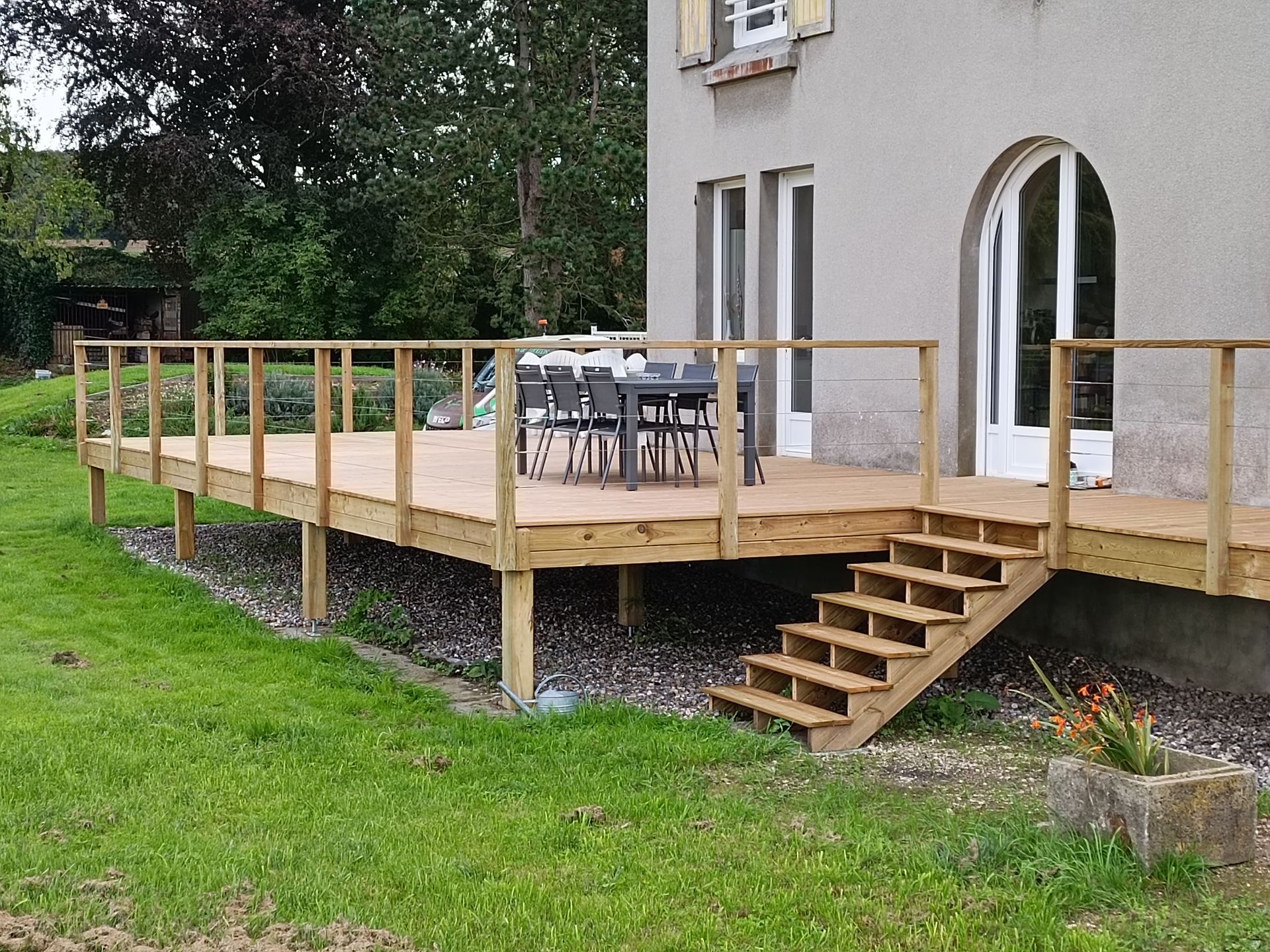Escalier en bois qui mène à la terrasse