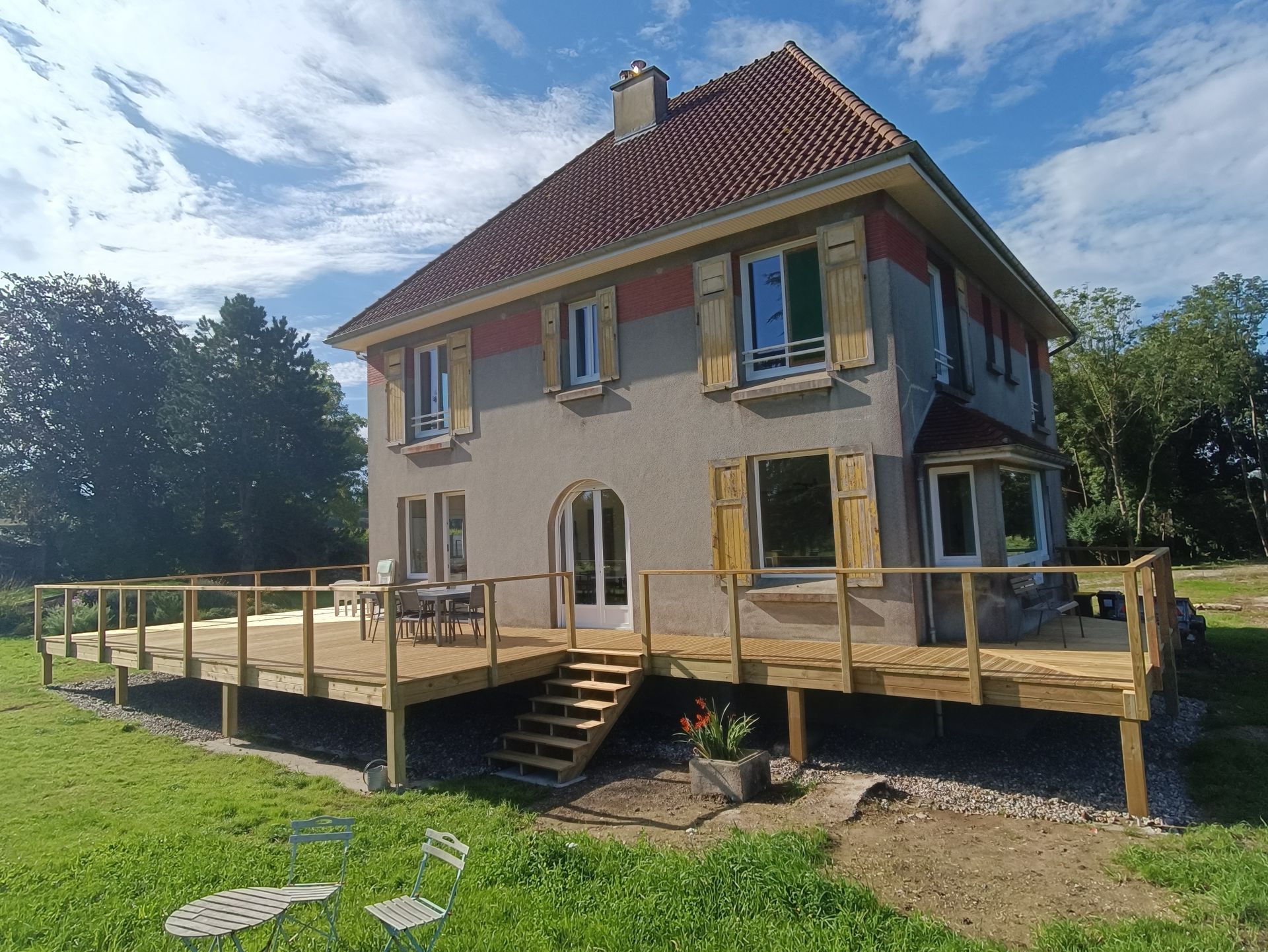 Terrasse en bois et escalier