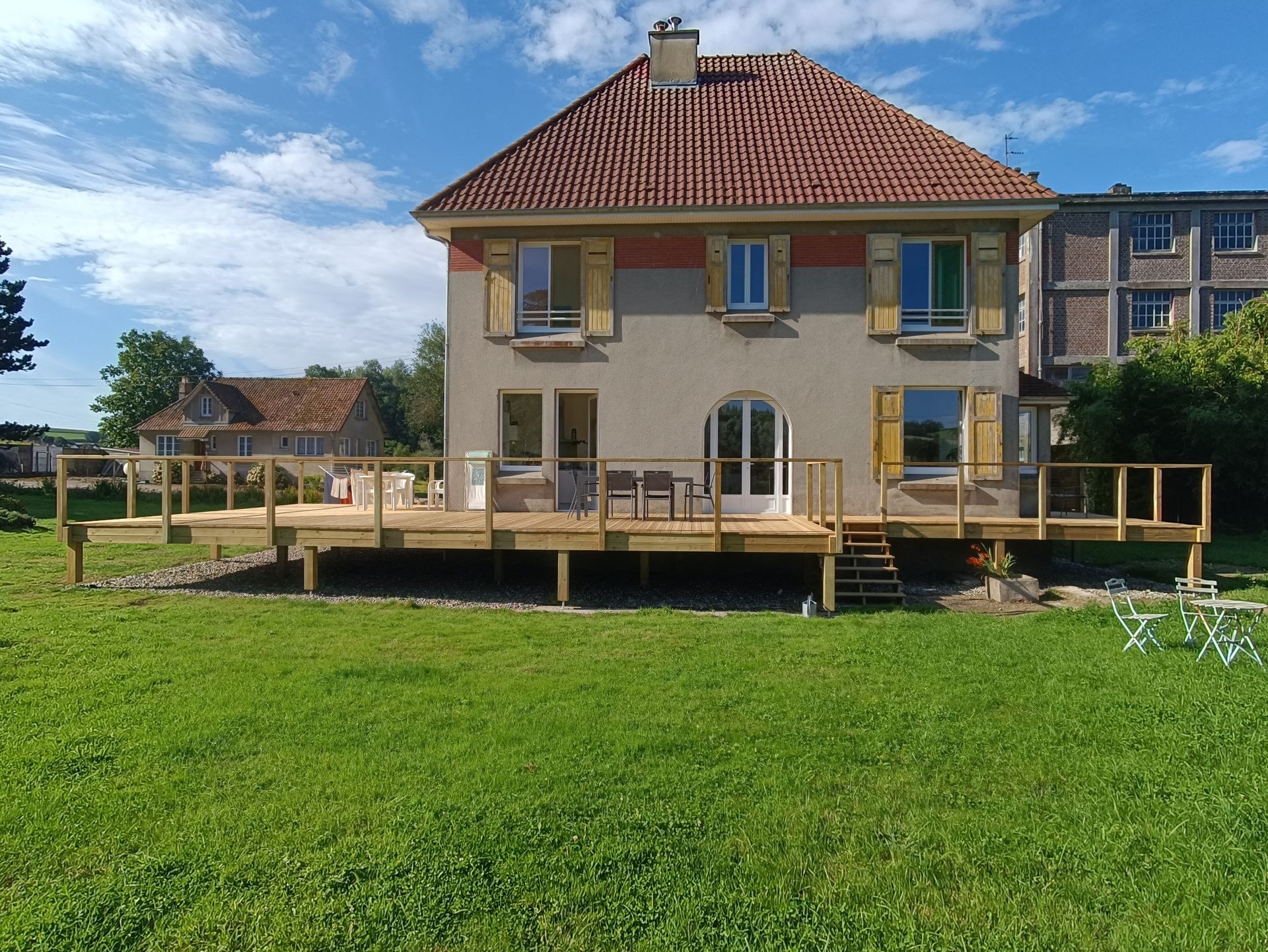 Terrasse en bois devant une maison