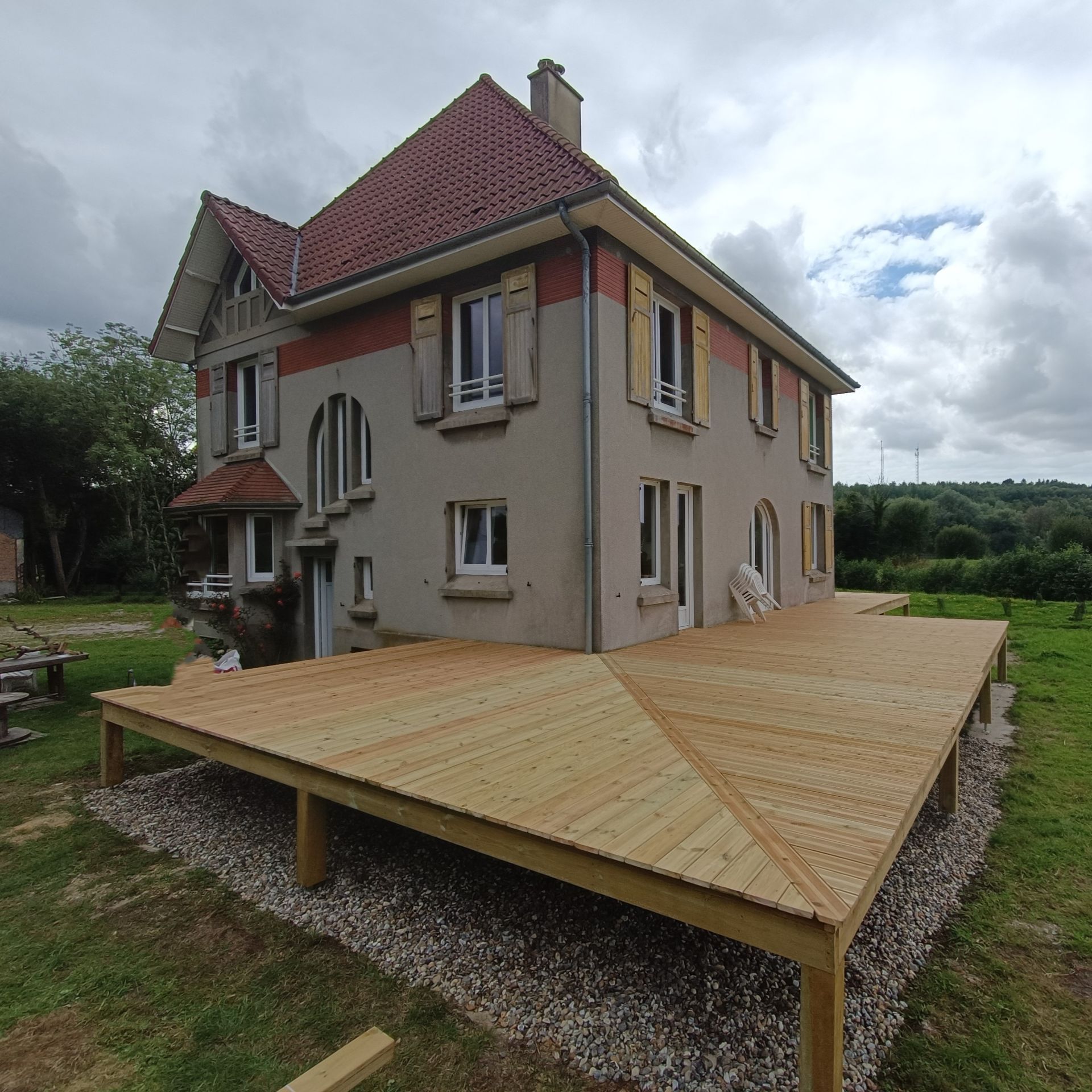 Terrasse en bois dans l'angle d'une maison