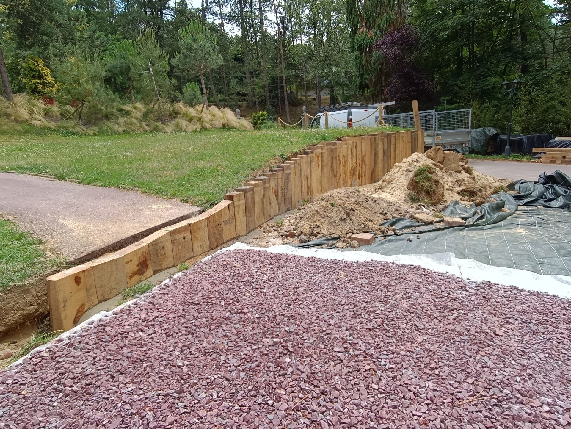 Préparation du sol et pose de graviers rouges