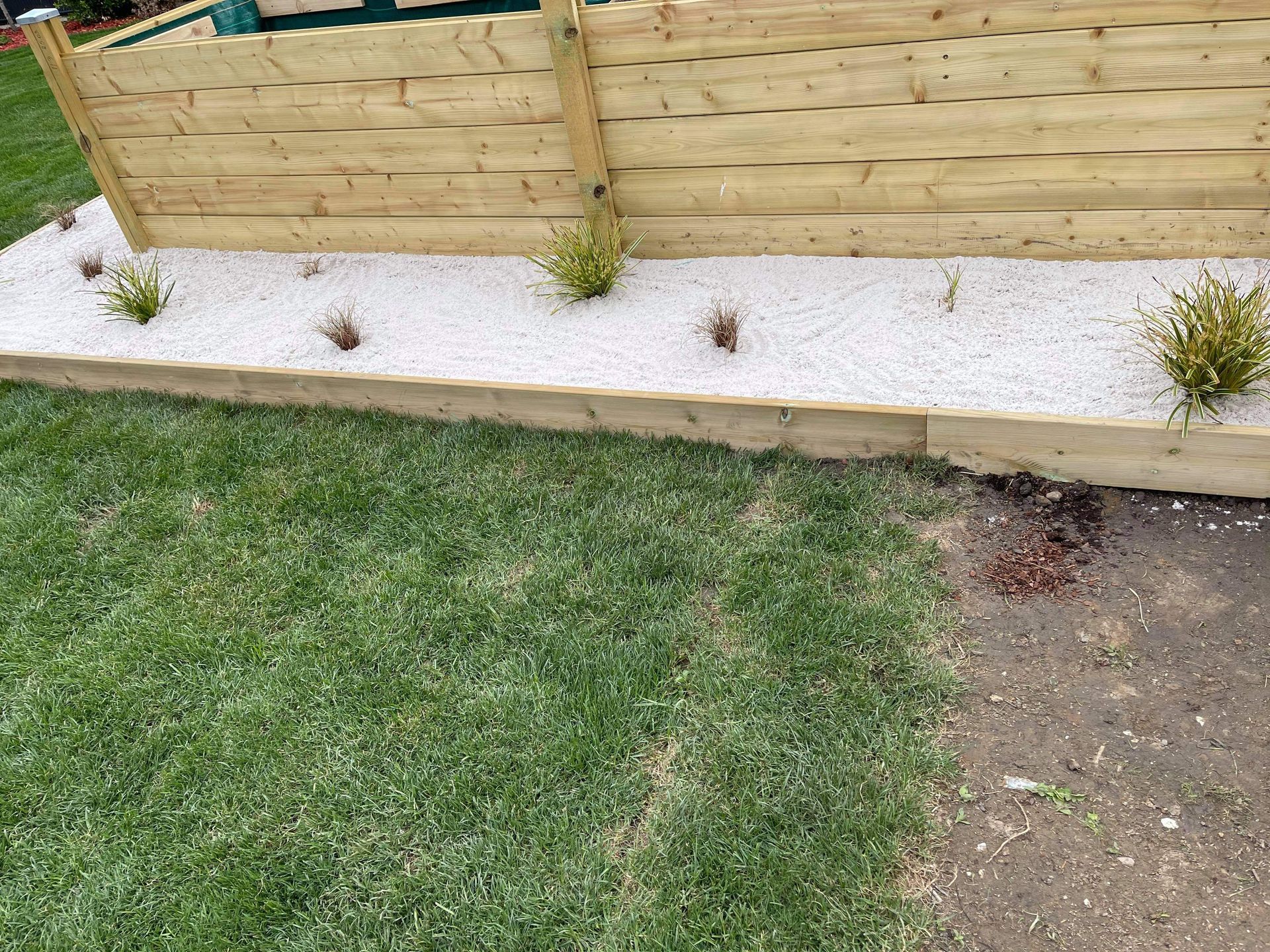 Jardin avec cailloux blancs