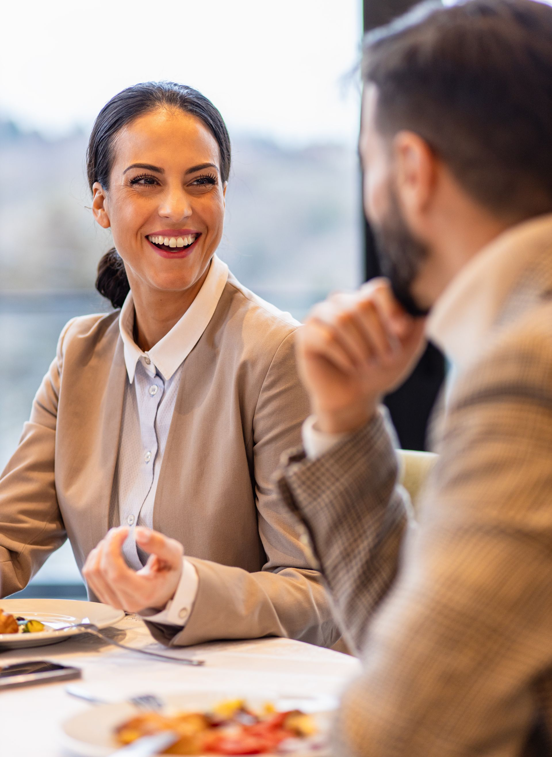 Des collègues pour un repas d'entreprise dans un restaurant