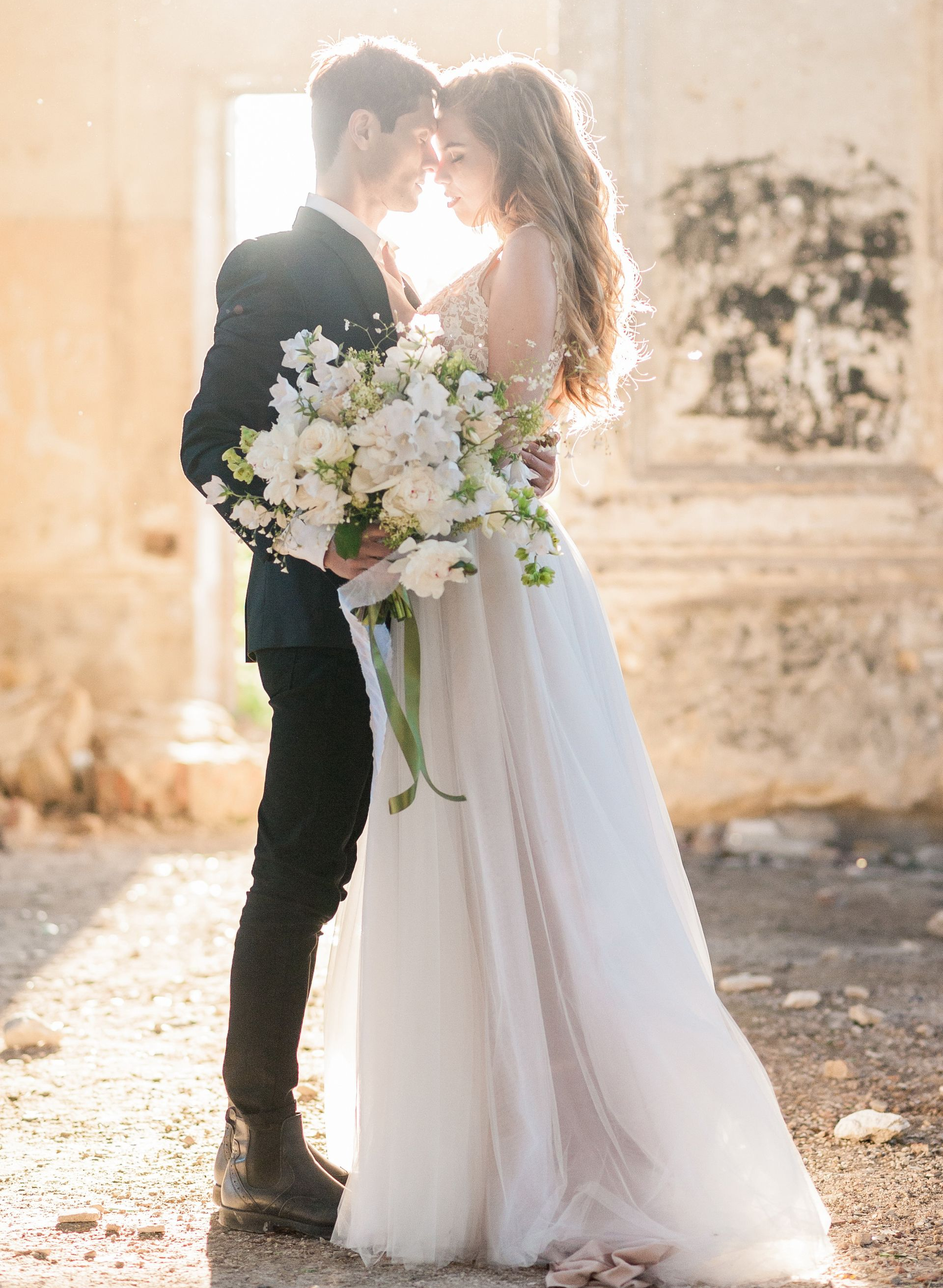 Un couple de mariés dans un endroit propice