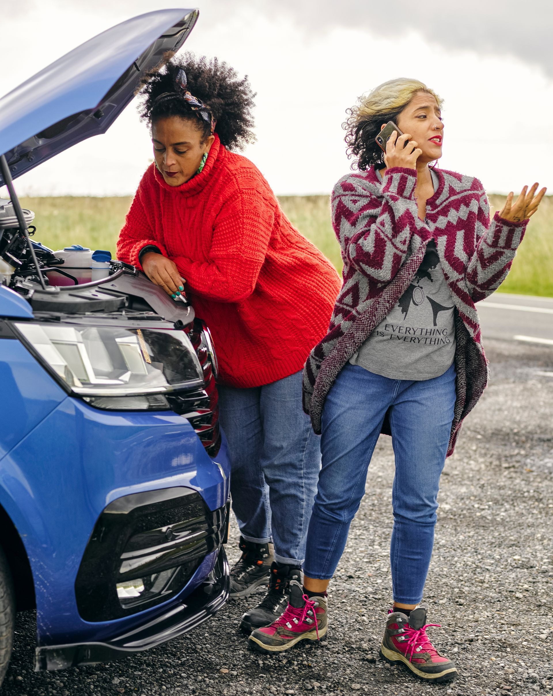 Des femmes sont tombées en panne de voiture
