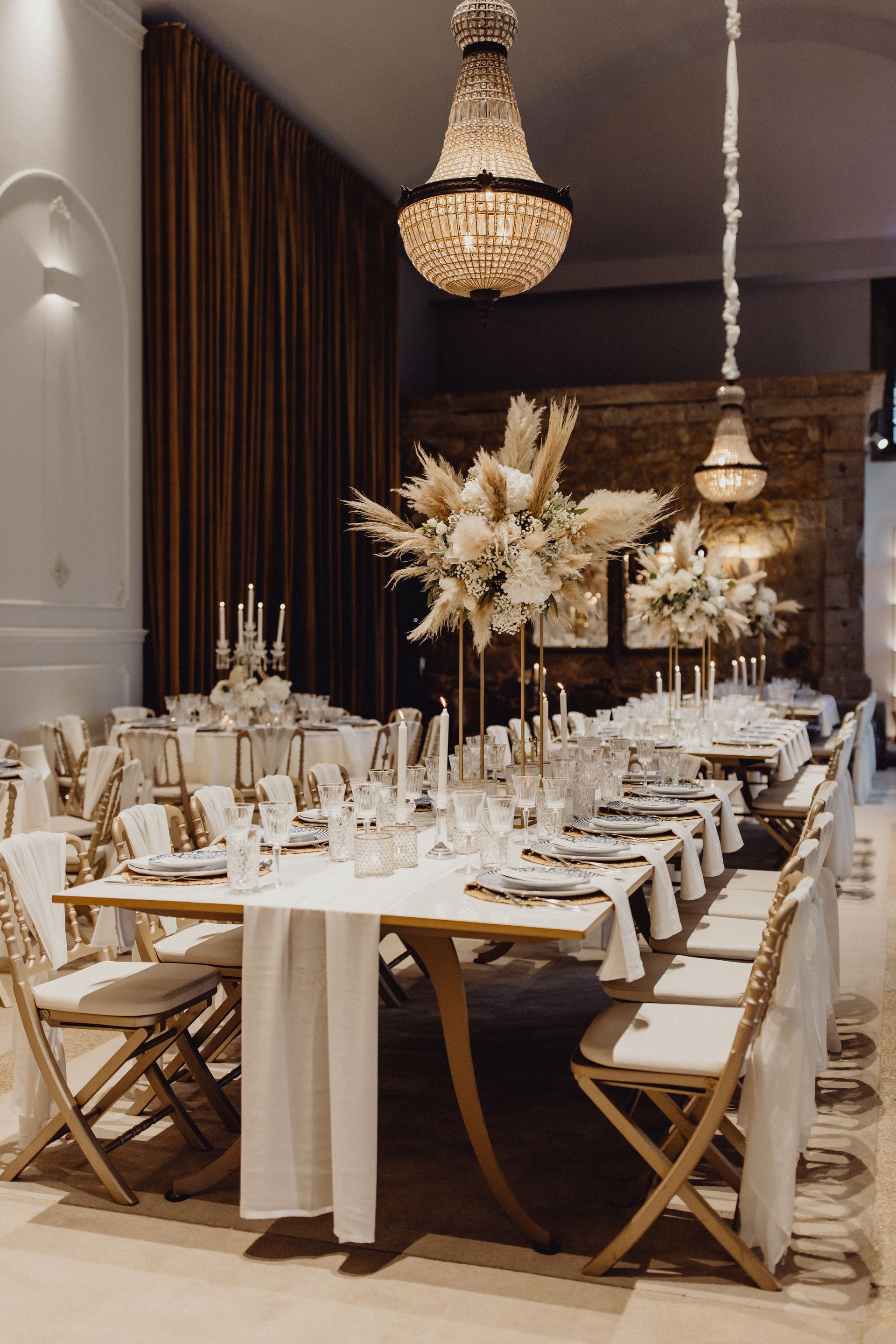 Une table dressée avec des chaises dans une salle de réception