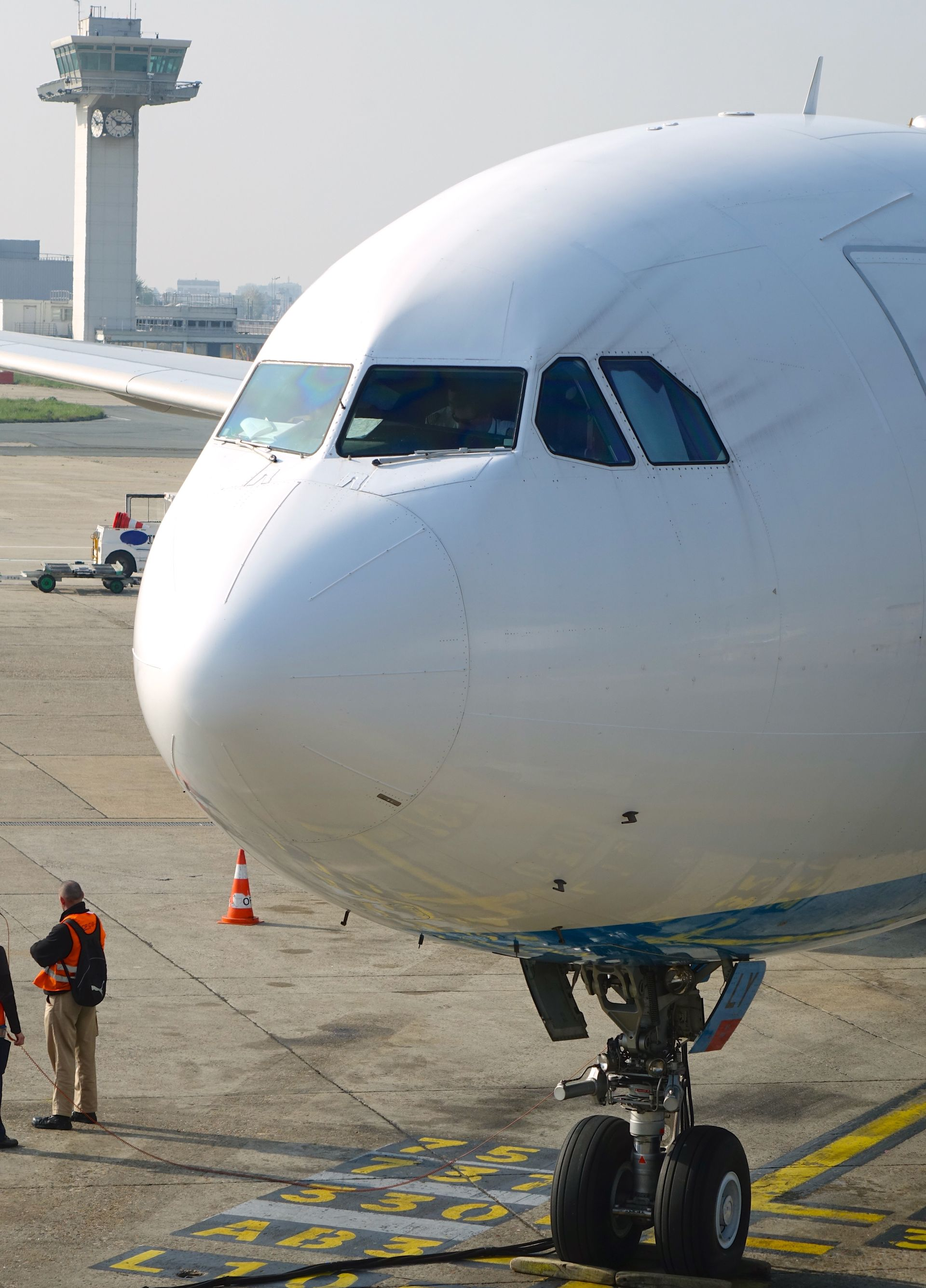 Un avion sur la piste de l'aéroport