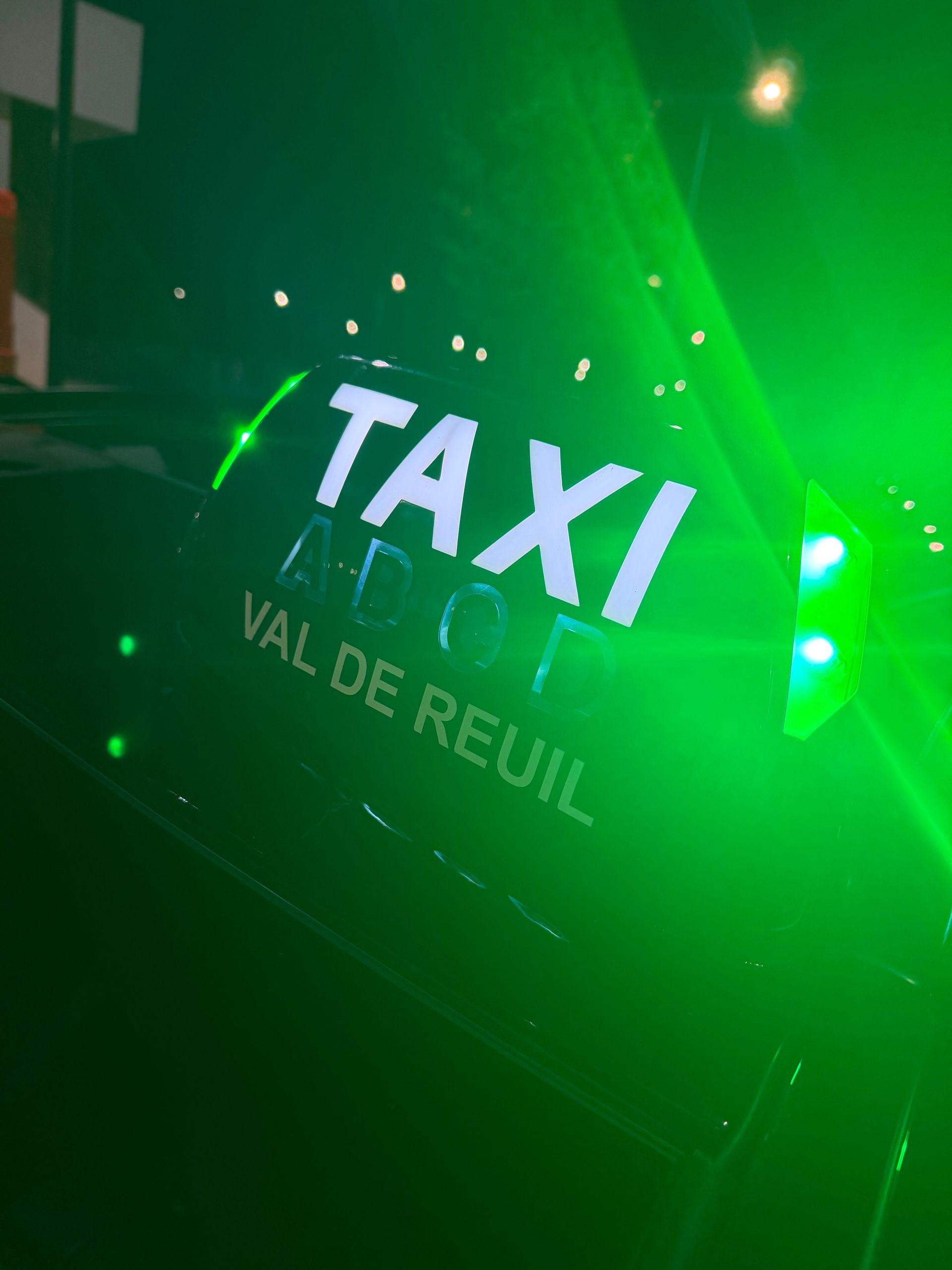 Enseigne notée taxi Val-de-Reuil