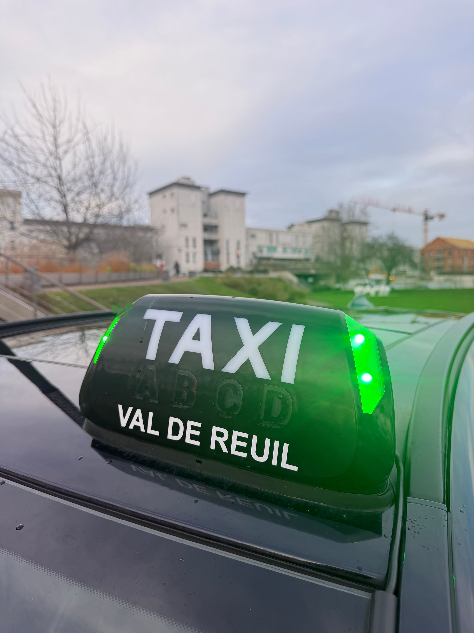 La plaque lumineuse sur la voiture taxi devant la gare