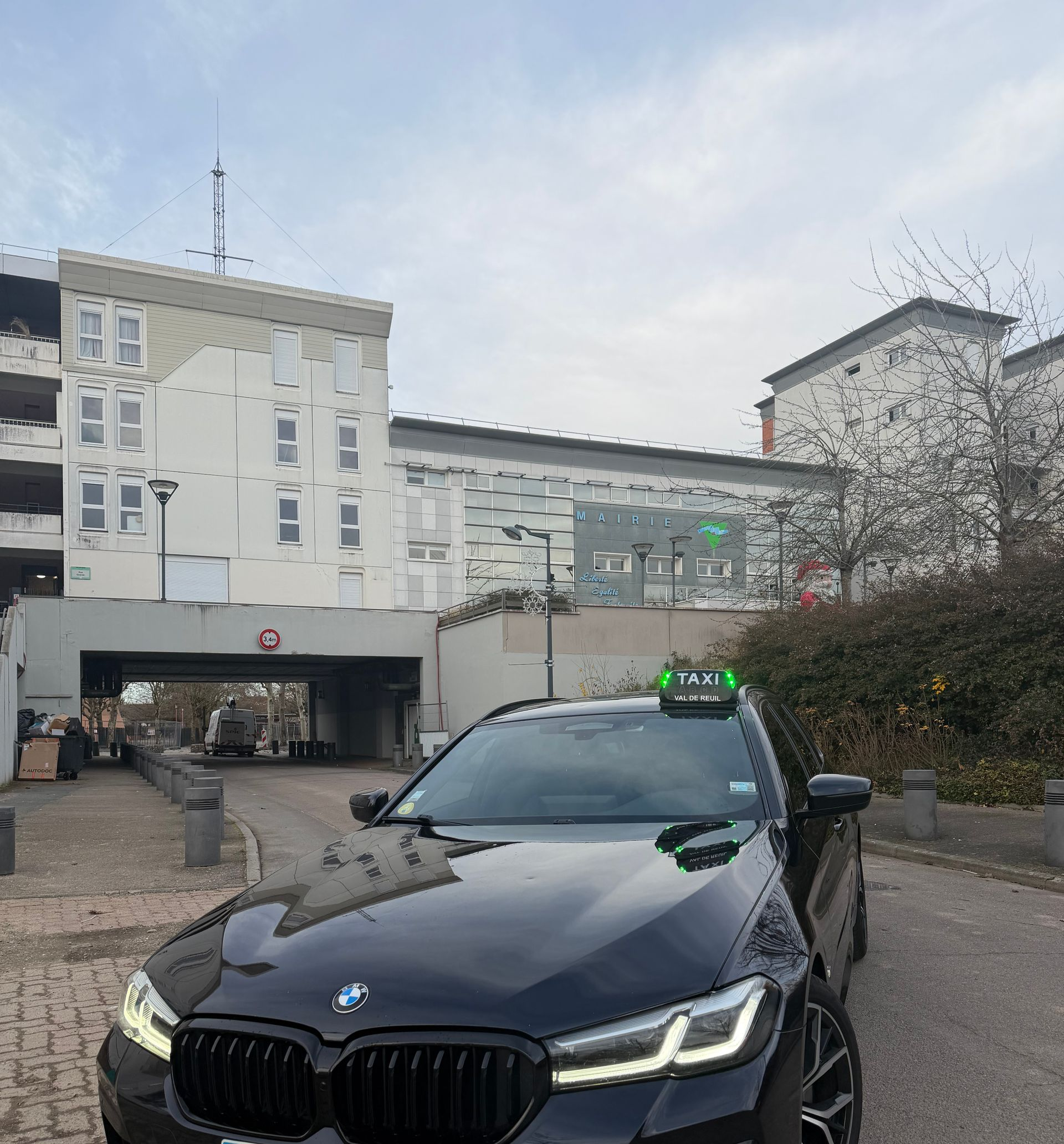 Un véhicule taxi attend devant un grand bâtiment