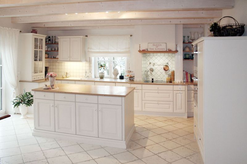 Eine neue, helle und moderne Küche