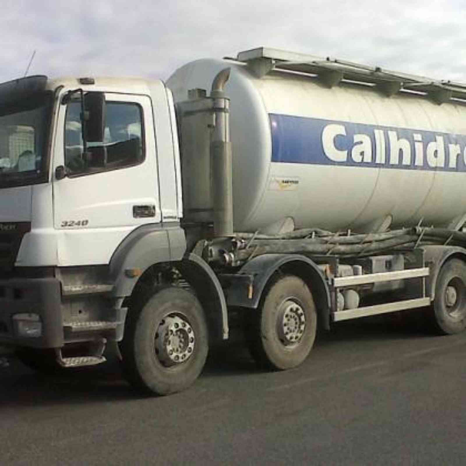 Un camión de Calhidra está estacionado al costado de la carretera.