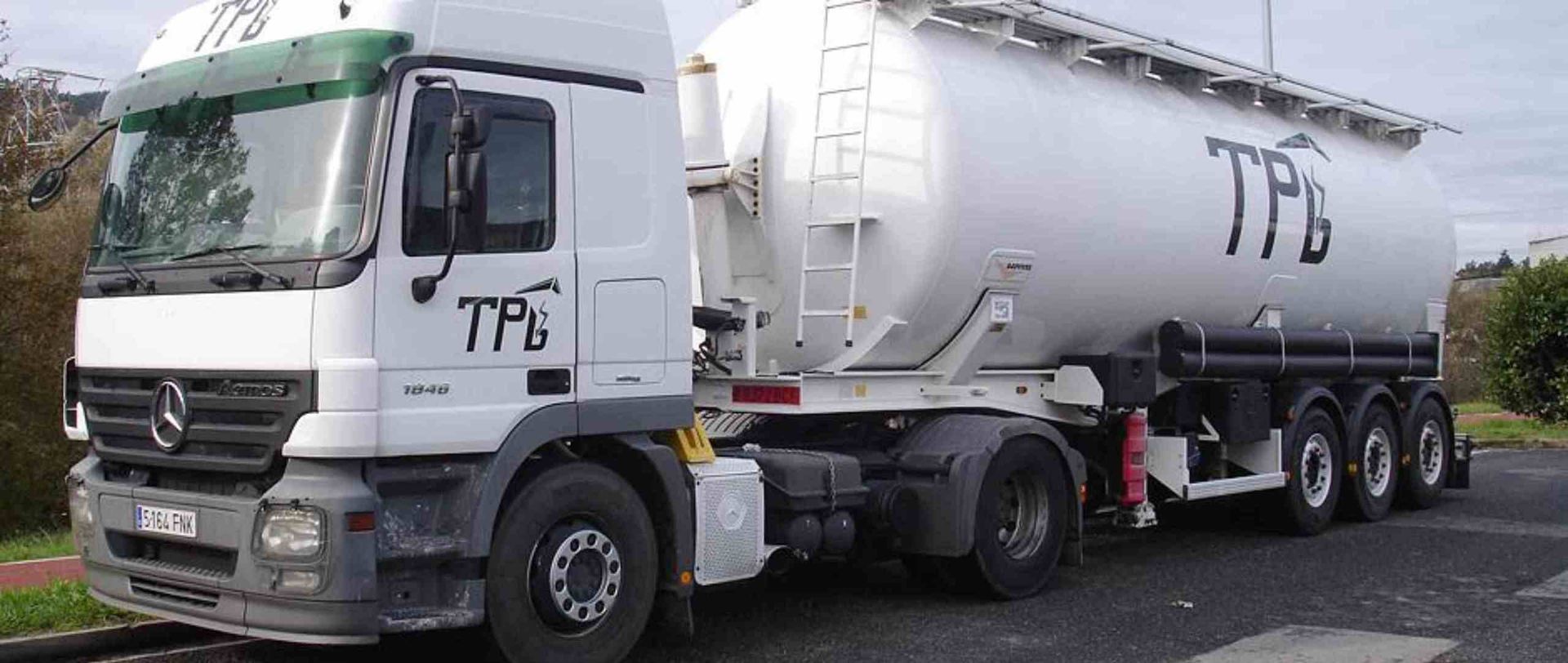 Un camión blanco con la palabra tpe en el costado