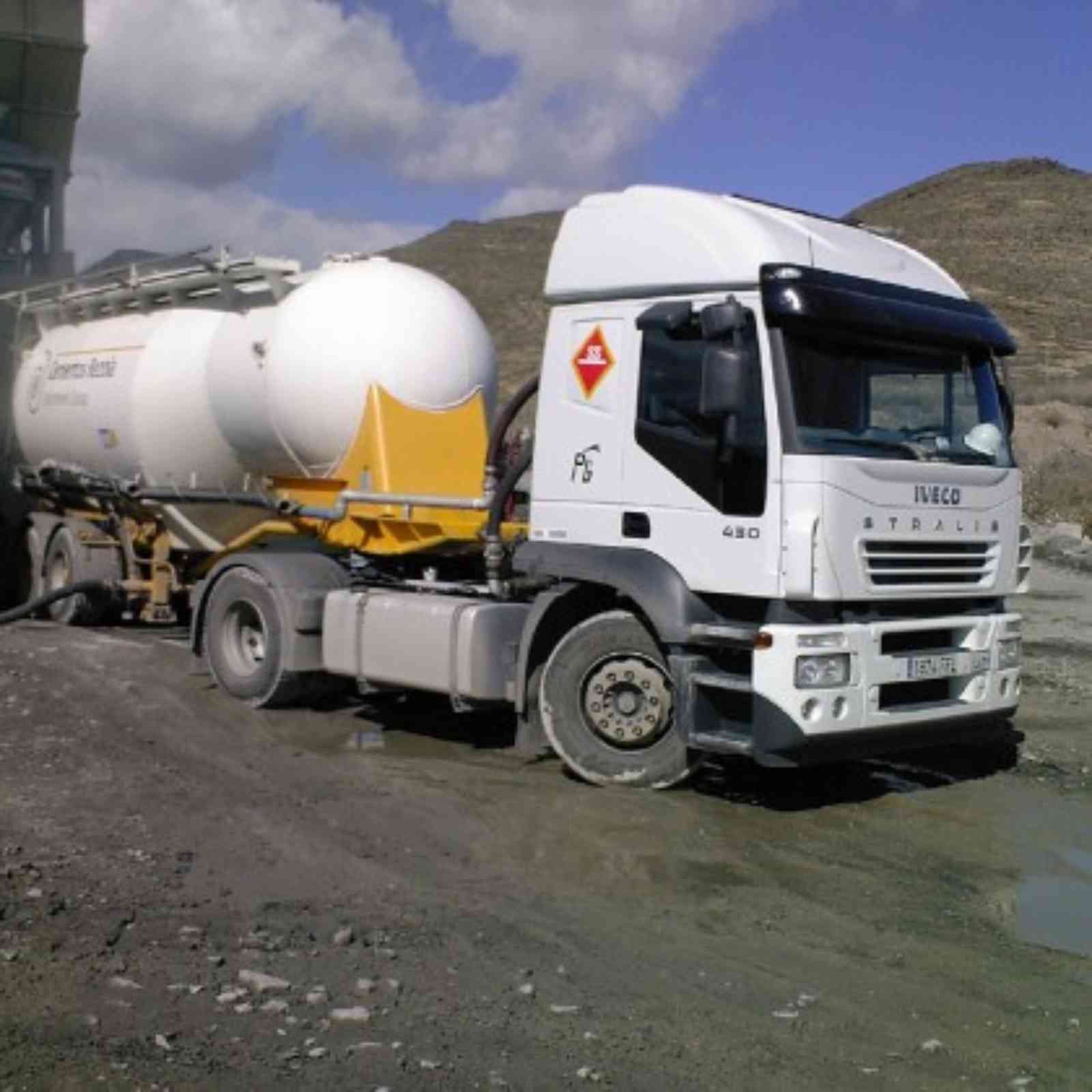 Un camión blanco con la palabra iveco en el costado