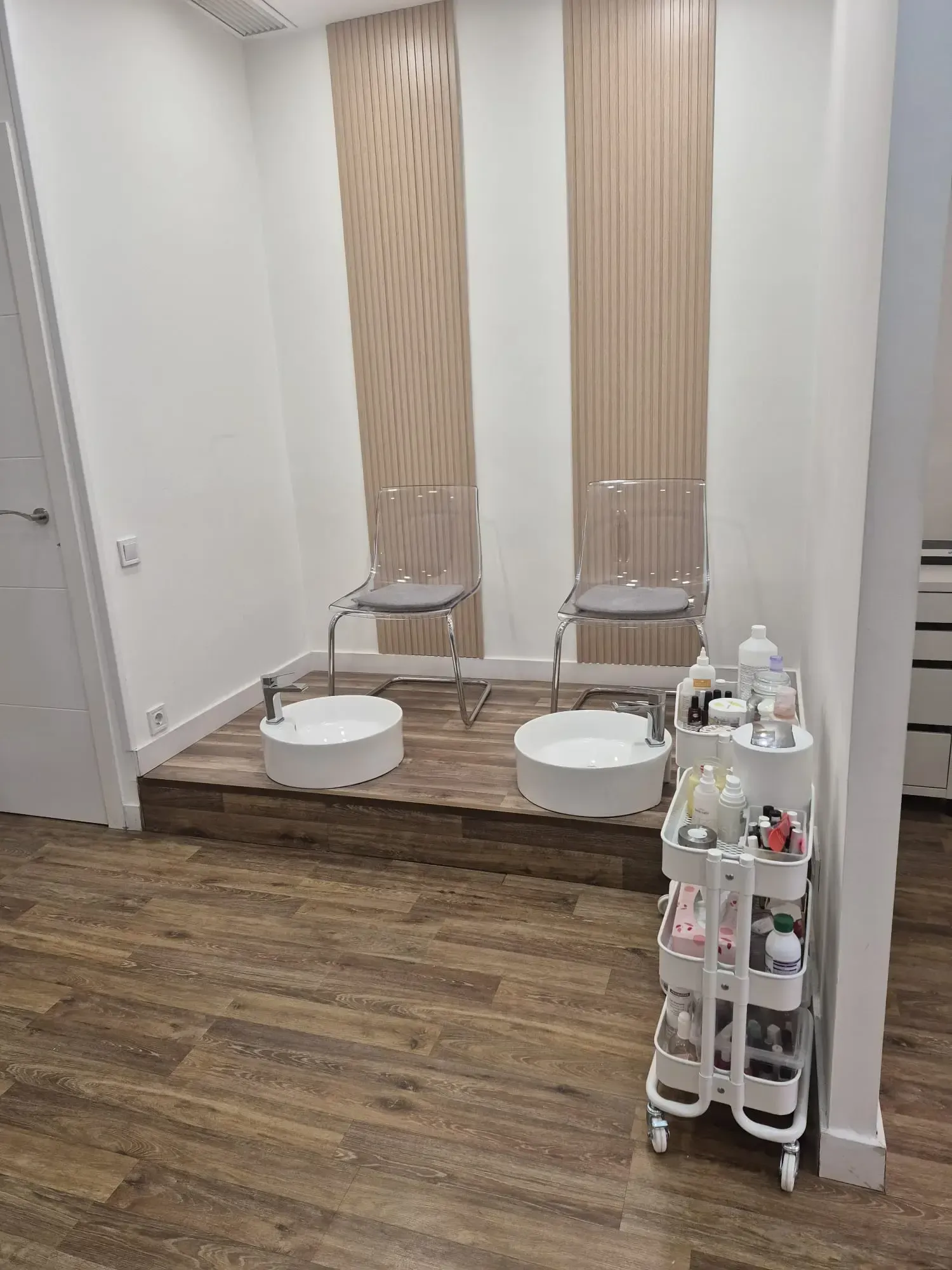 Un puesto de pedicura con dos sillas sobre una plataforma de madera elevada