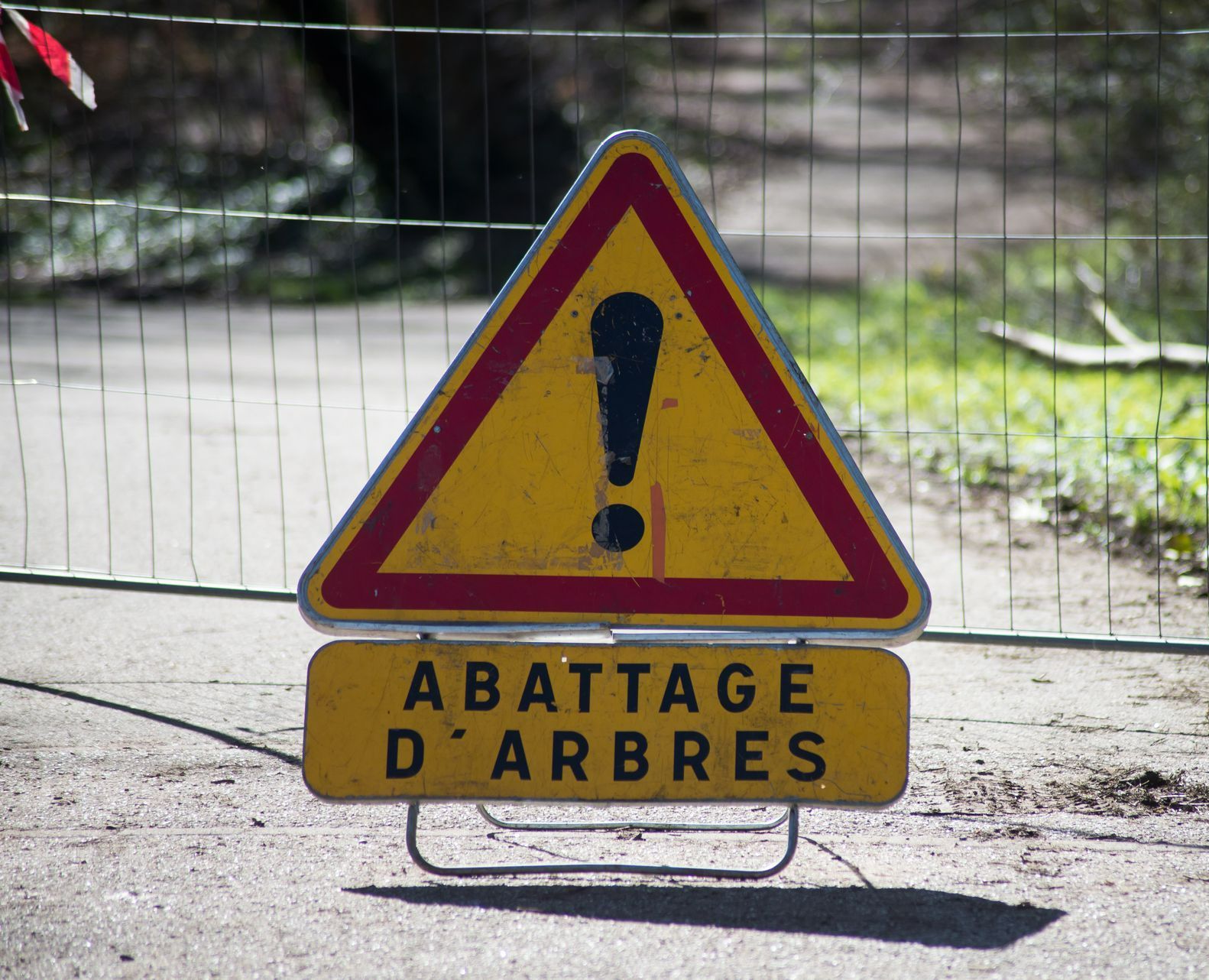 Panneau qui signale des travaux d'abattage d'arbres