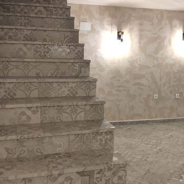 Un conjunto de escaleras que conducen a un segundo piso de una casa.