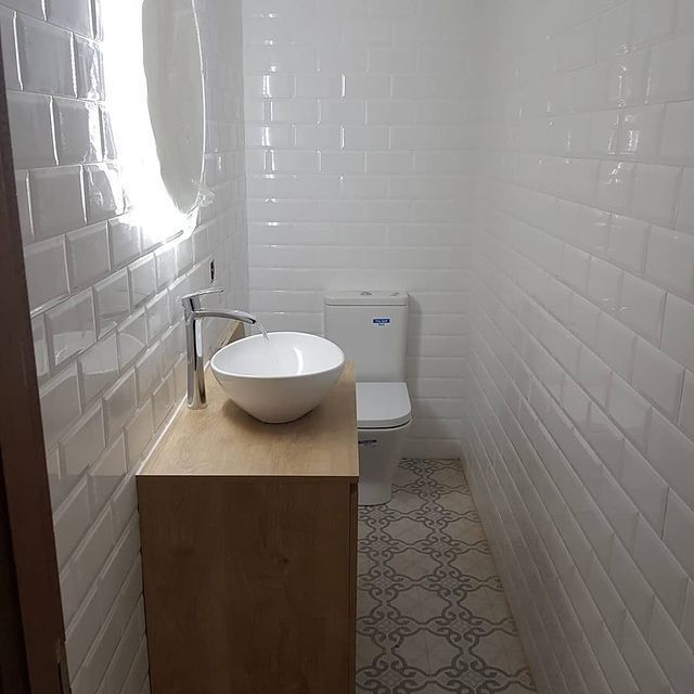 Un baño con lavabo, inodoro y espejo.