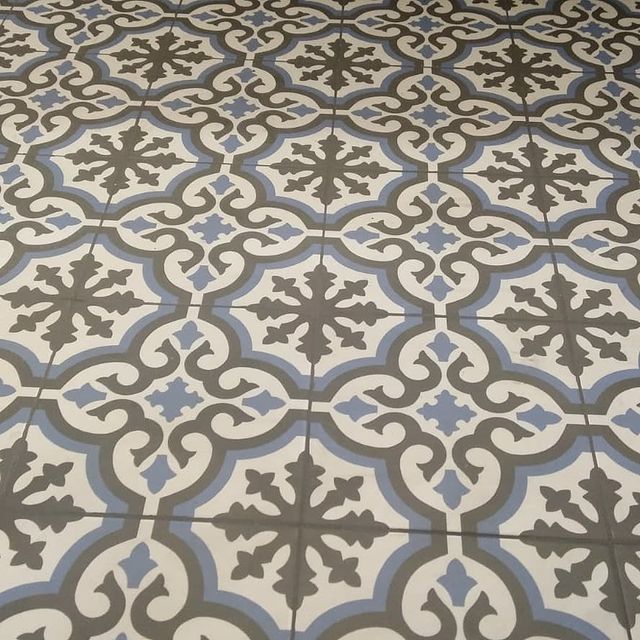 Un primer plano de un piso de baldosas con un patrón.