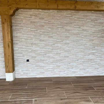 Hay un poste de madera en el medio de la habitación.