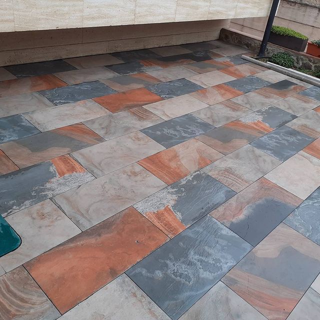 Un suelo de baldosas con un patrón de cuadros.