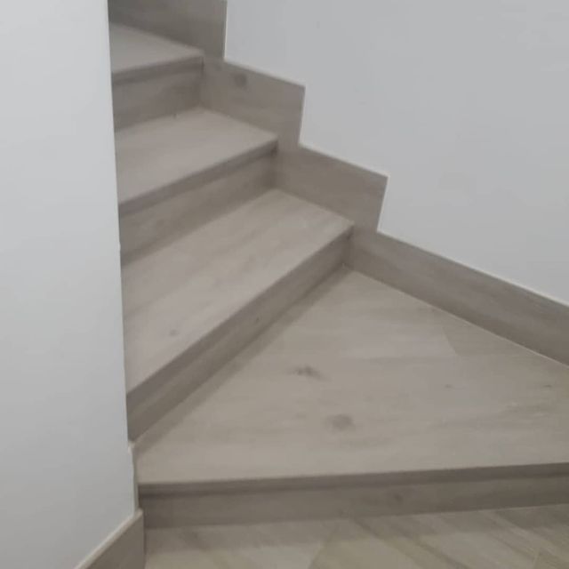 Un primer plano de un conjunto de escaleras de una casa.