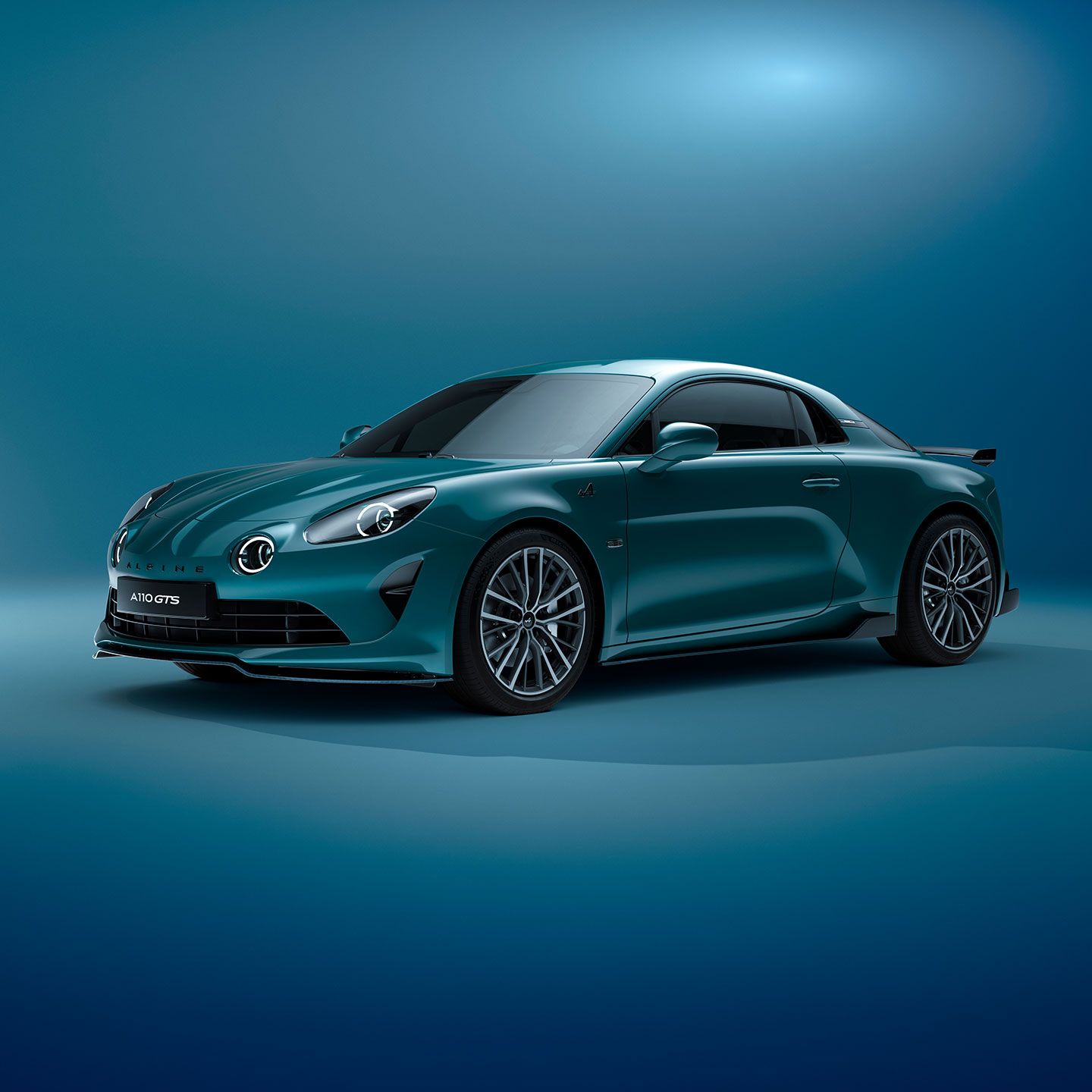 Une voiture de sport bleue est garée sur un fond bleu.