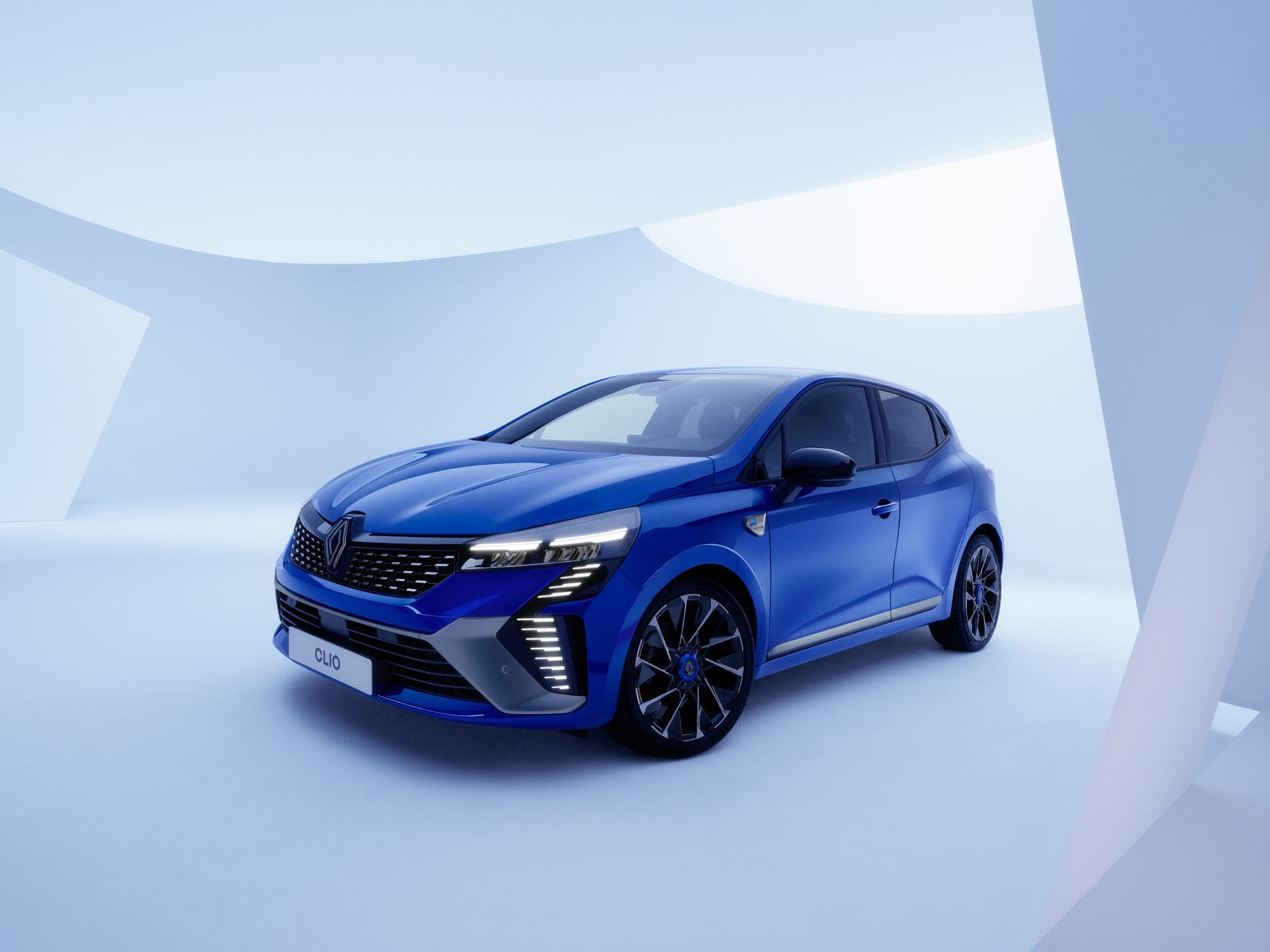 Une voiture bleue est garée devant un mur bleu.