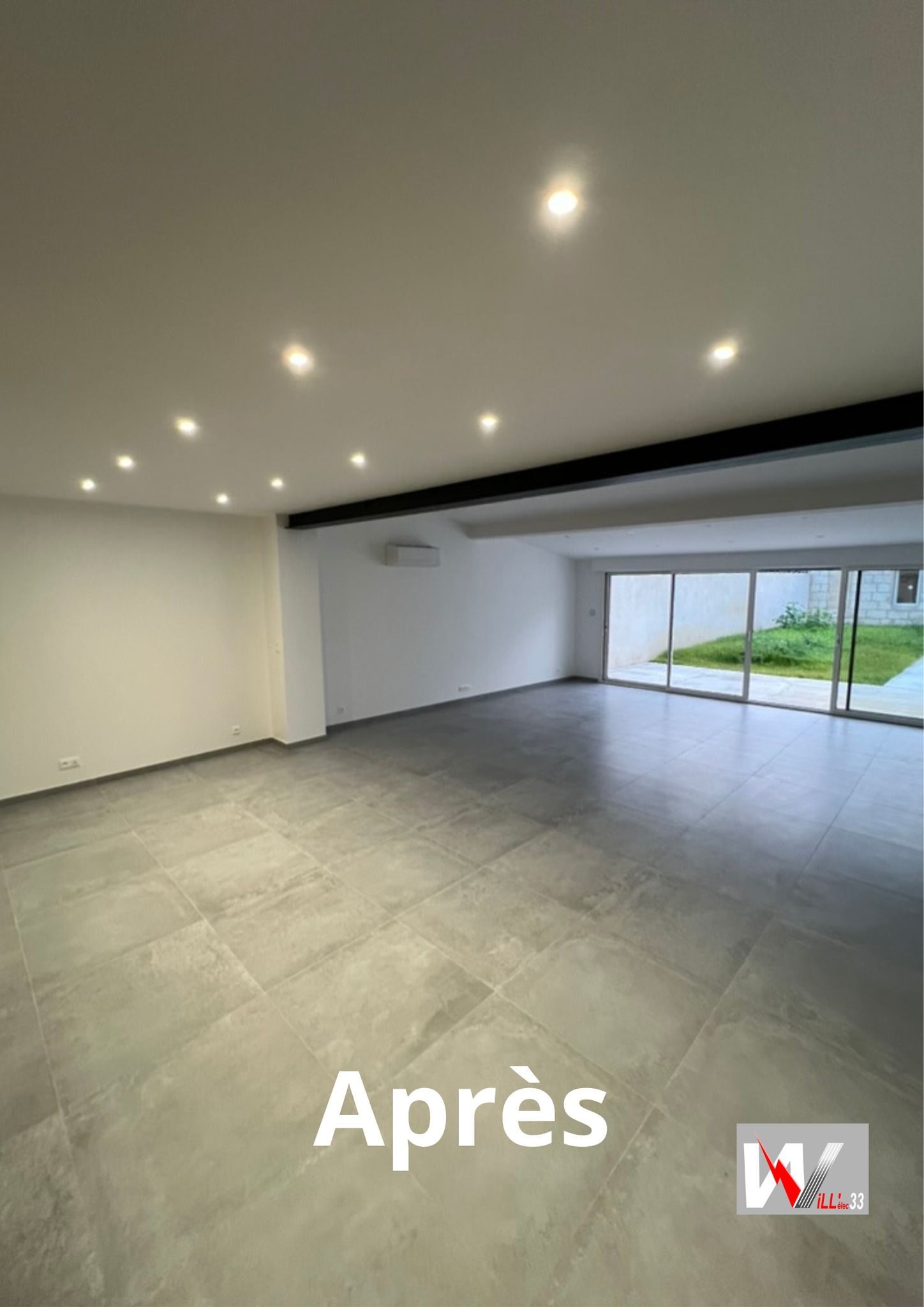 Pièce vide avec sol en carrelage gris, murs blancs, lumières encastrées et porte coulissante en verre.