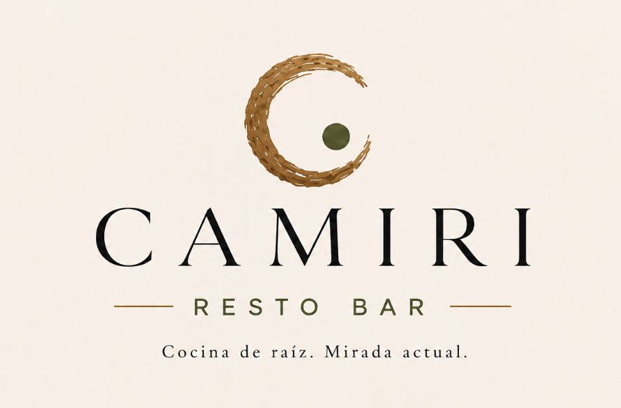 El logotipo de Camiri Resto Bar está sobre un fondo marrón.