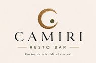 El logotipo de Camiri Resto Bar está sobre un fondo marrón.