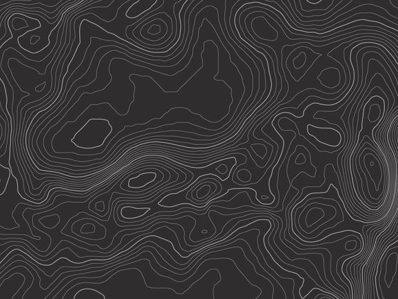 Bauarbeiter mit Schutzhelm und Warnweste prüft ein Vermessungsgerät auf einer Baustelle